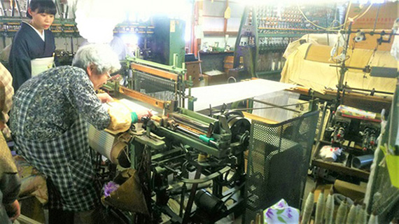 絹糸を紡ぐ機器